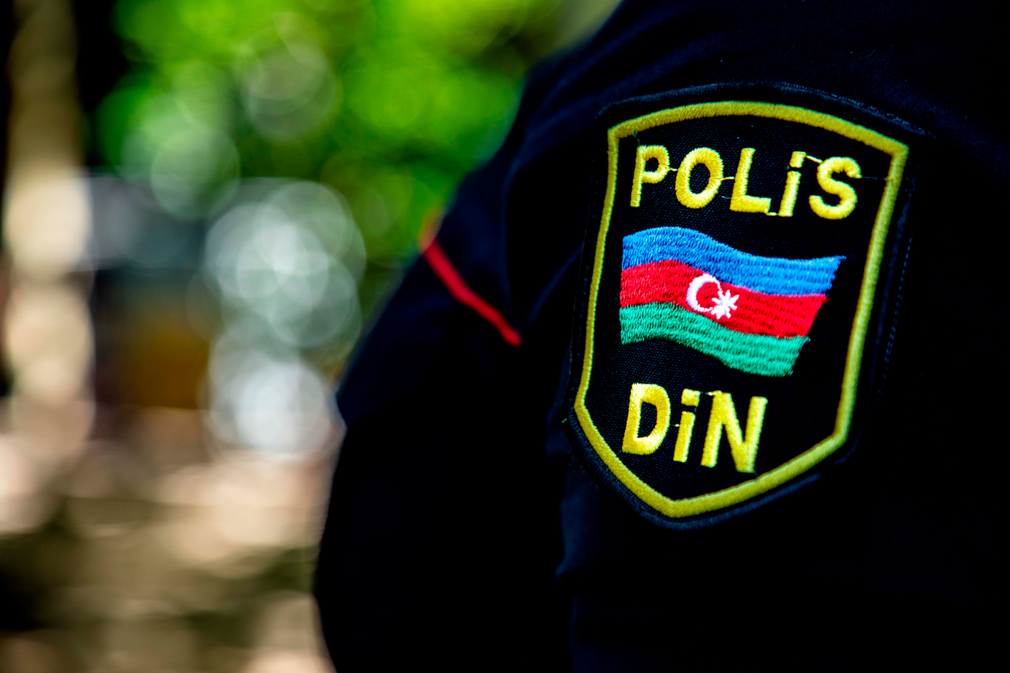 Azərbaycanda polislərə hücum edildi