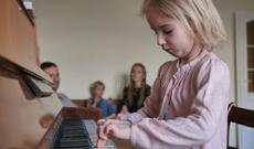 İşğalçılar Buçada 10 yaşlı qızın pianosuna qumbara bağladı...-Faşistliyin son həddi...