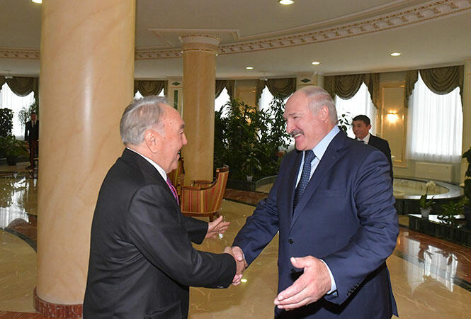 Lukaşenko Nazarbayevi Minskə dəvət etdi
