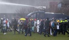 Amsterdamda polis etirazçılara qarşı su şırnaqlarından istifadə edib