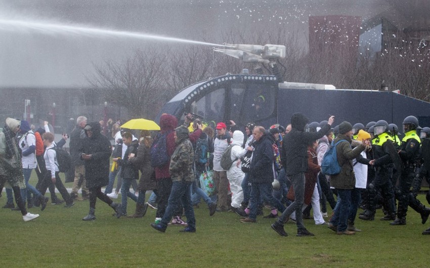 Amsterdamda polis etirazçılara qarşı su şırnaqlarından istifadə edib