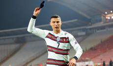 Ronaldonun yerə çırpdığı kapitan sarğısı 63,7 min dollara satılıb